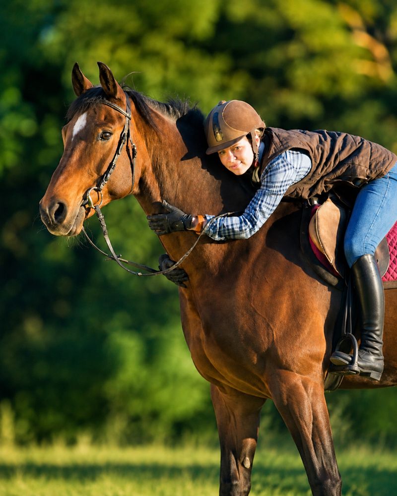 Cavalière aux côtés de son cheval, tête contre tête
